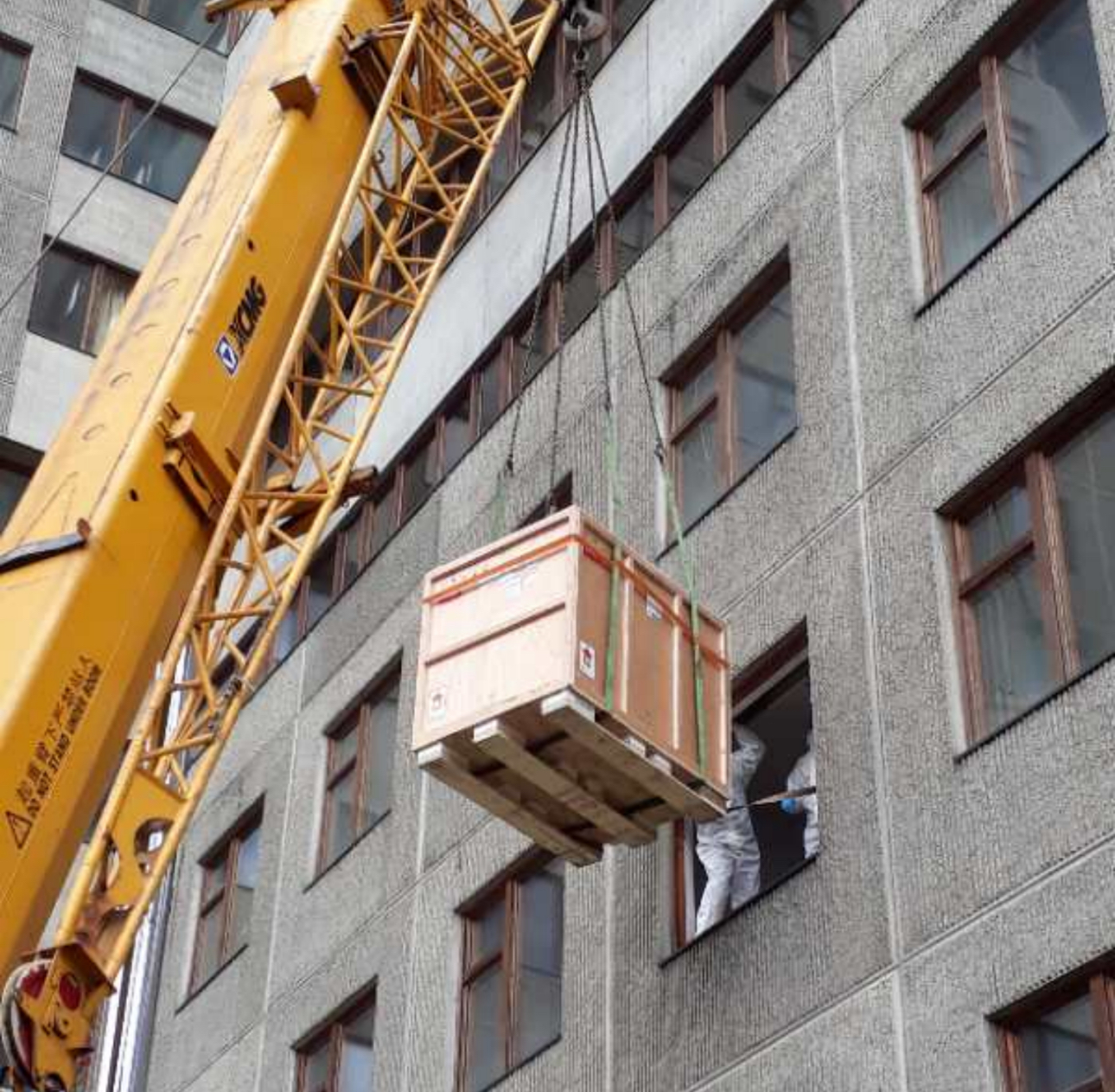 Mindray Russia’s service team widened the narrow doors and windows in order to install the devices in the old hospital building.