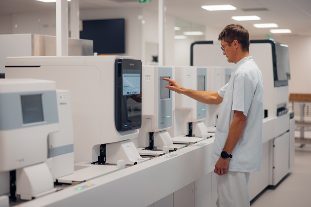 Mr. Varenne operating CAL 8000 in UNIBIO’s central hub